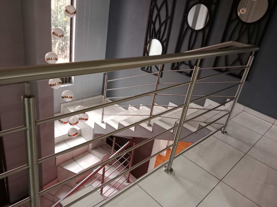 5 Bedroom Property for Sale in Glenvista Ext 3 Gauteng