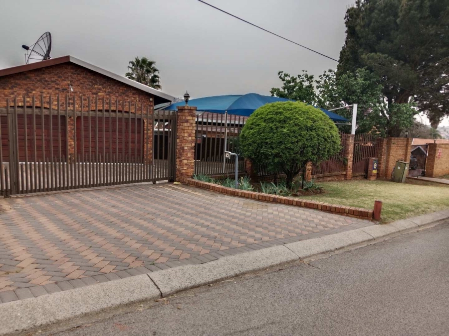 5 Bedroom Property for Sale in Glenvista Ext 3 Gauteng
