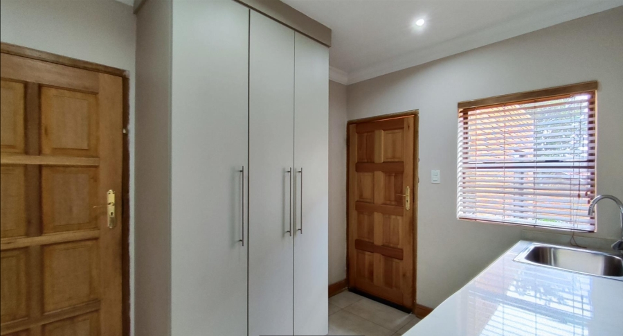 5 Bedroom Property for Sale in Sonneveld Gauteng
