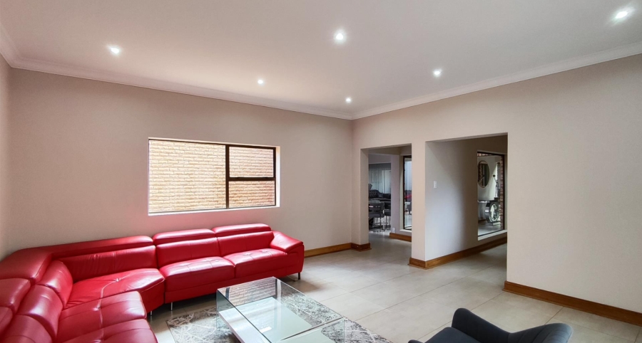 5 Bedroom Property for Sale in Sonneveld Gauteng