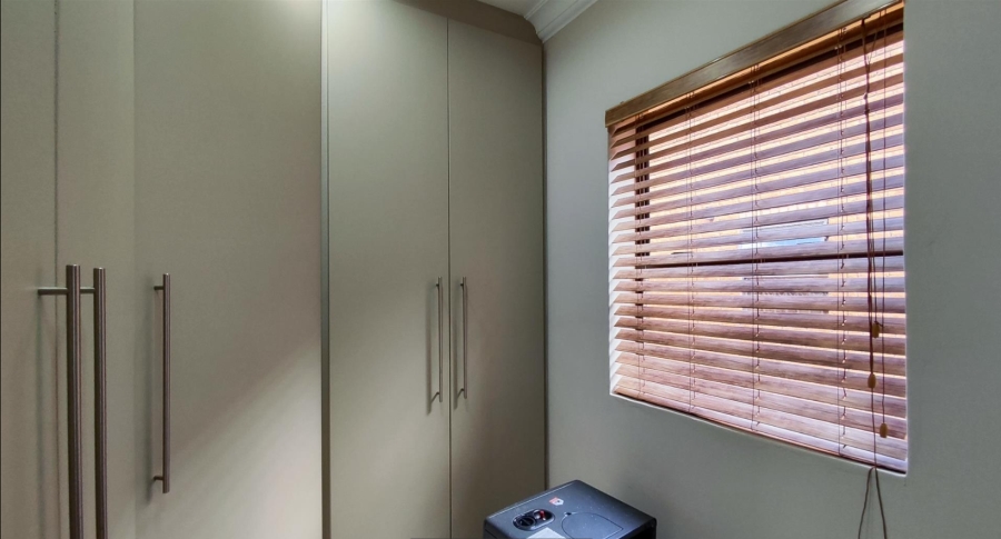 5 Bedroom Property for Sale in Sonneveld Gauteng