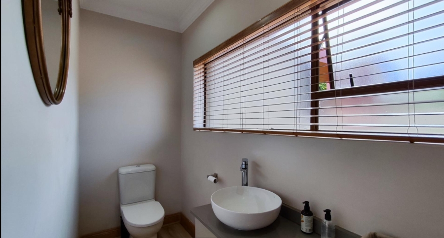 5 Bedroom Property for Sale in Sonneveld Gauteng
