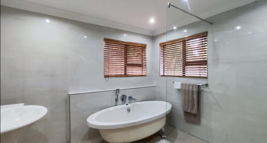 5 Bedroom Property for Sale in Sonneveld Gauteng