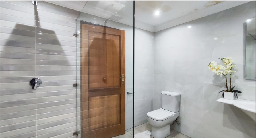5 Bedroom Property for Sale in Sonneveld Gauteng