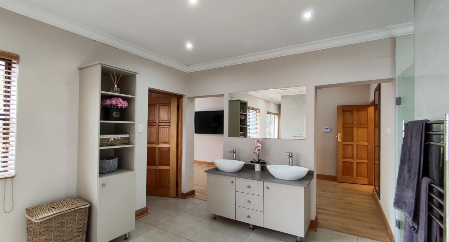 5 Bedroom Property for Sale in Sonneveld Gauteng