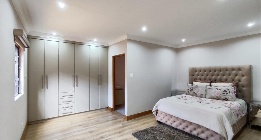 5 Bedroom Property for Sale in Sonneveld Gauteng
