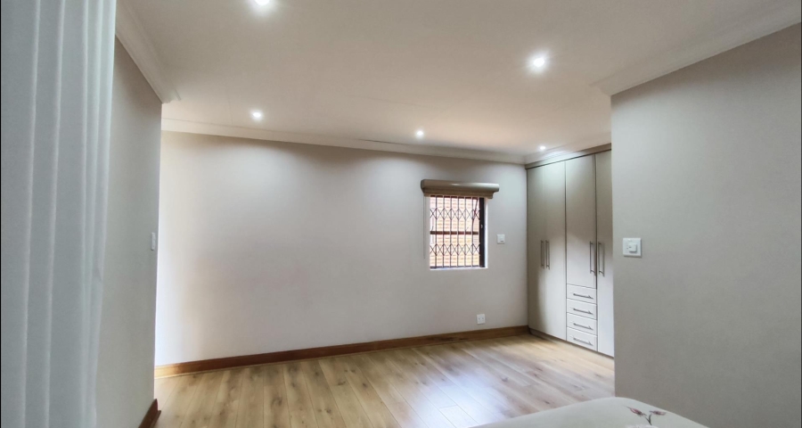 5 Bedroom Property for Sale in Sonneveld Gauteng