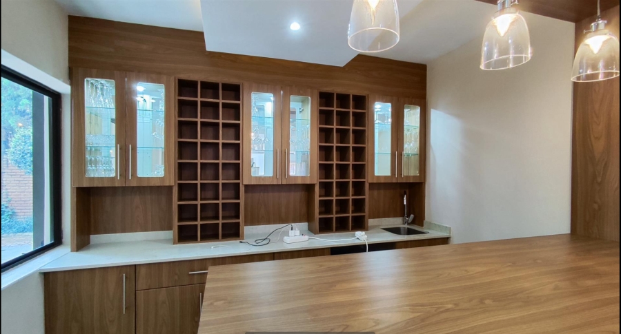5 Bedroom Property for Sale in Sonneveld Gauteng