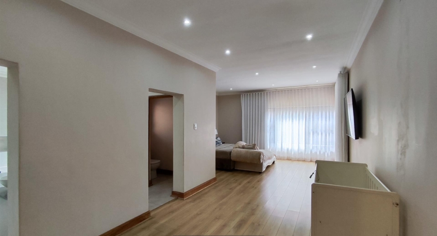 5 Bedroom Property for Sale in Sonneveld Gauteng