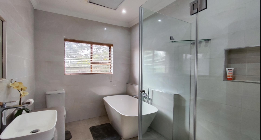 5 Bedroom Property for Sale in Sonneveld Gauteng