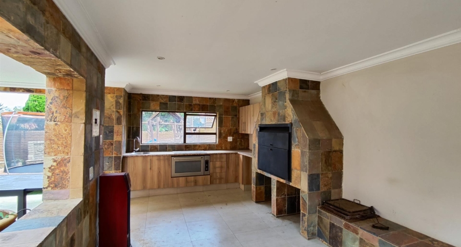 5 Bedroom Property for Sale in Sonneveld Gauteng