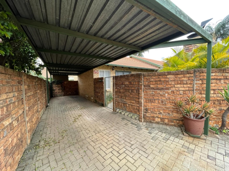 2 Bedroom Property for Sale in Die Wilgers Gauteng