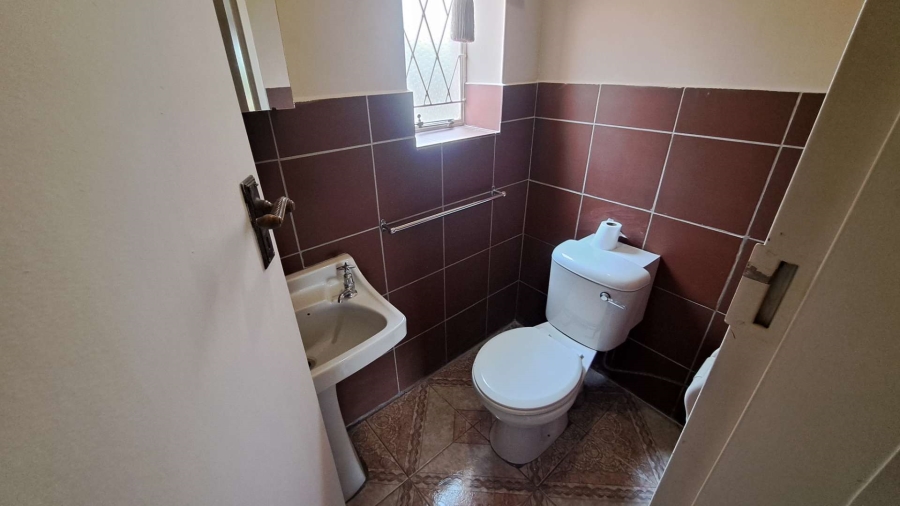 To Let 2 Bedroom Property for Rent in Robindale Gauteng