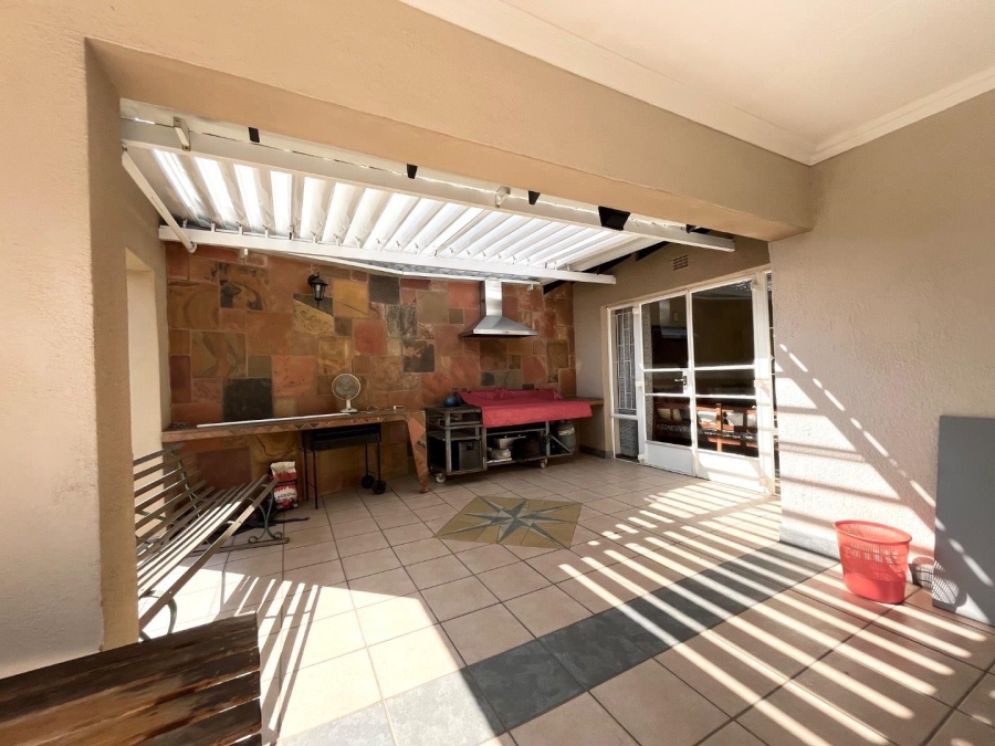 4 Bedroom Property for Sale in Crystal Park Gauteng