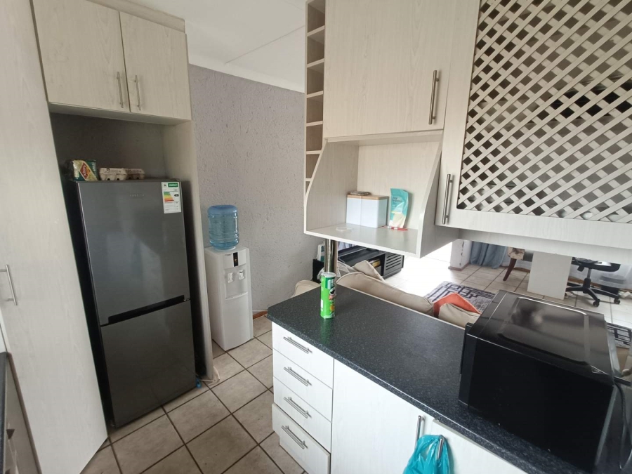 2 Bedroom Property for Sale in Die Hoewes Gauteng
