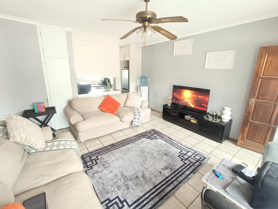 2 Bedroom Property for Sale in Die Hoewes Gauteng