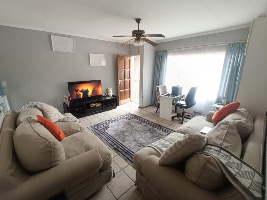 2 Bedroom Property for Sale in Die Hoewes Gauteng