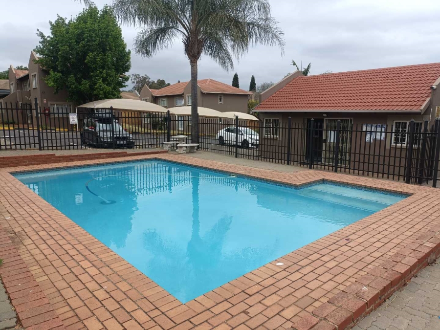 2 Bedroom Property for Sale in Die Hoewes Gauteng