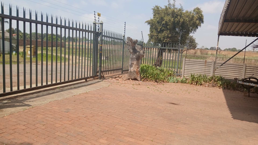 4 Bedroom Property for Sale in Bonaero Park Gauteng