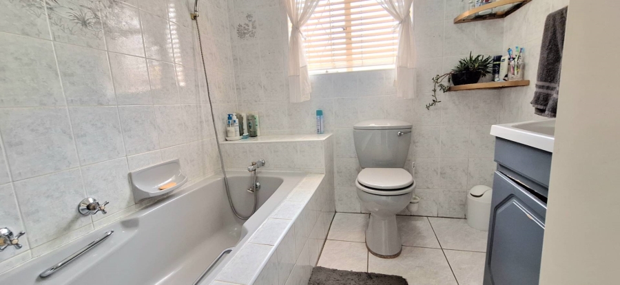 4 Bedroom Property for Sale in Brackenhurst Gauteng
