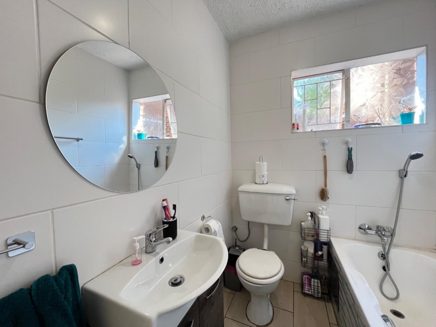 3 Bedroom Property for Sale in Garsfontein Gauteng