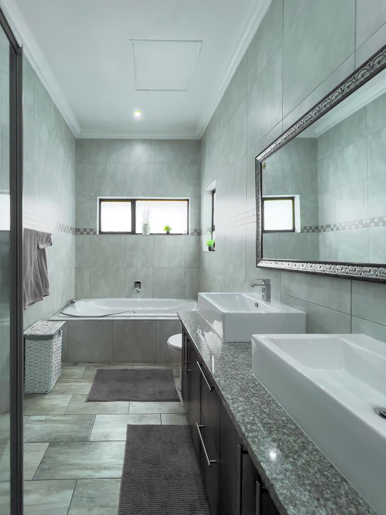 4 Bedroom Property for Sale in Midstream Ridge Gauteng