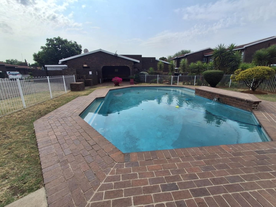 3 Bedroom Property for Sale in Brackenhurst Gauteng