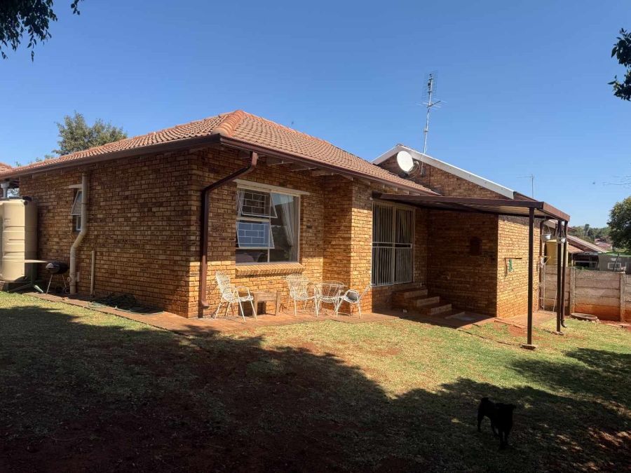 To Let 2 Bedroom Property for Rent in Weltevreden Park Gauteng