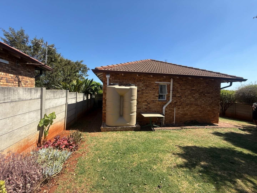 To Let 2 Bedroom Property for Rent in Weltevreden Park Gauteng