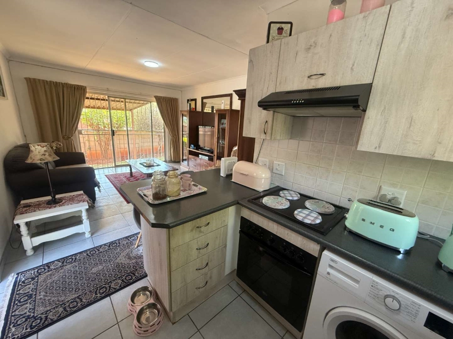To Let 2 Bedroom Property for Rent in Weltevreden Park Gauteng