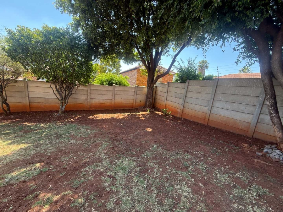 To Let 2 Bedroom Property for Rent in Weltevreden Park Gauteng