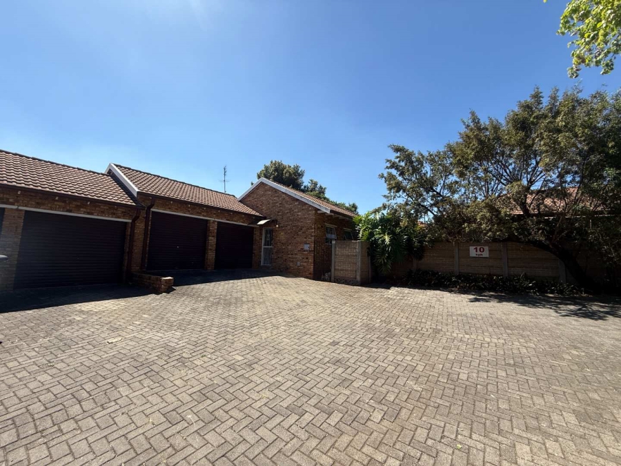 To Let 2 Bedroom Property for Rent in Weltevreden Park Gauteng