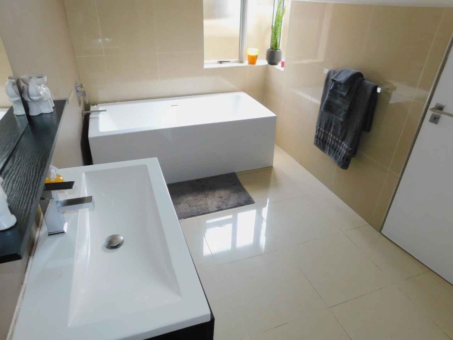 To Let 2 Bedroom Property for Rent in Bryanston Gauteng