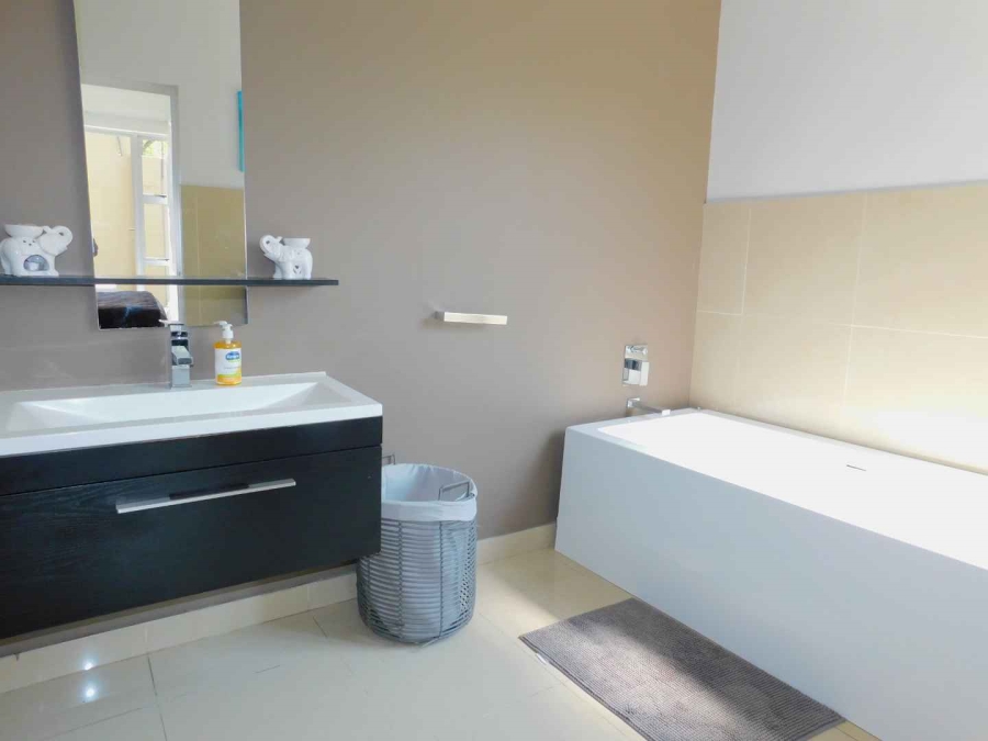 To Let 2 Bedroom Property for Rent in Bryanston Gauteng
