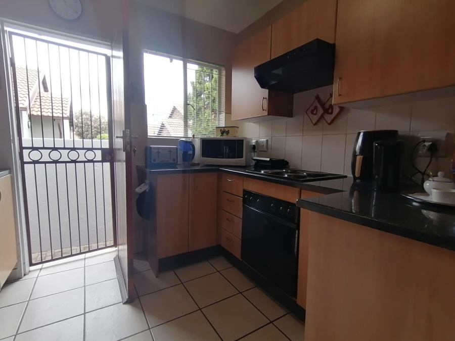 2 Bedroom Property for Sale in Rooihuiskraal North Gauteng