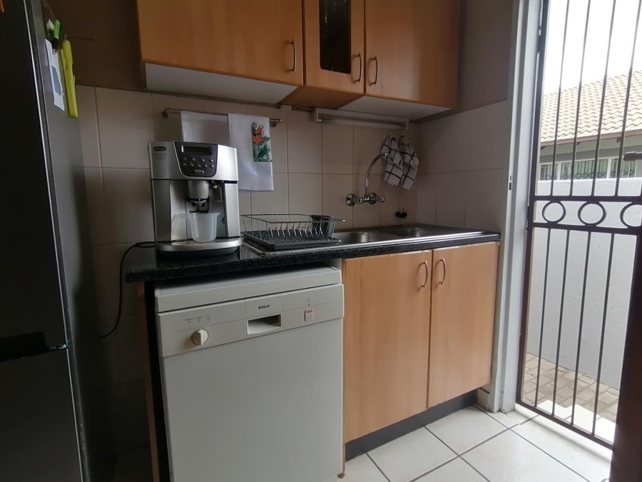 2 Bedroom Property for Sale in Rooihuiskraal North Gauteng