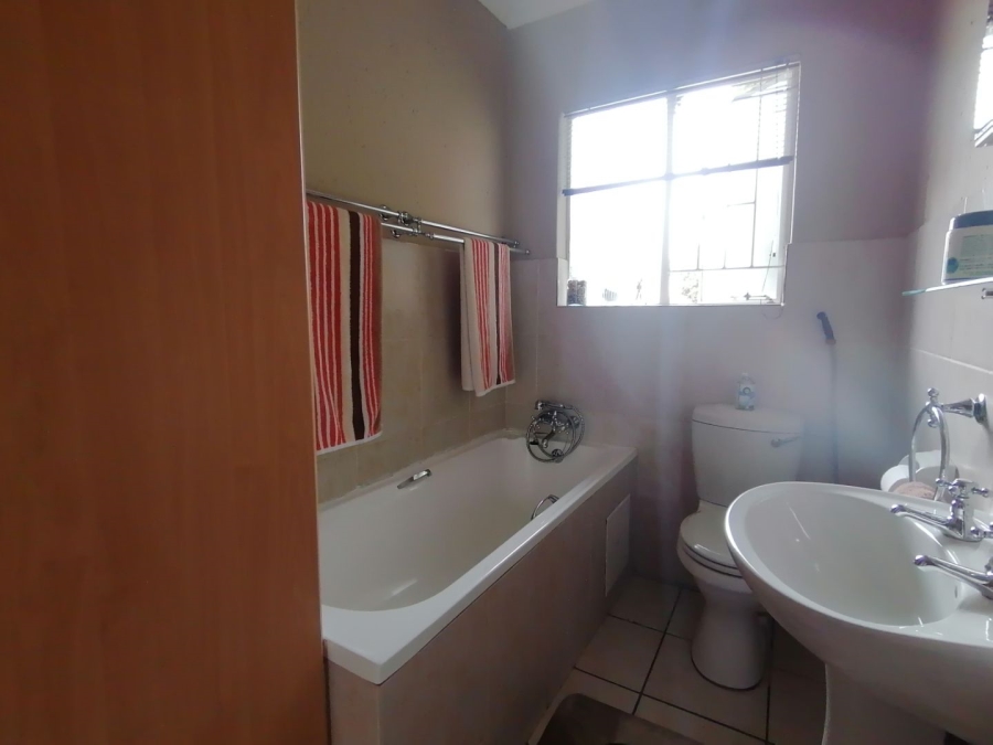 2 Bedroom Property for Sale in Rooihuiskraal North Gauteng