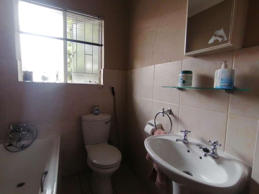 2 Bedroom Property for Sale in Rooihuiskraal North Gauteng