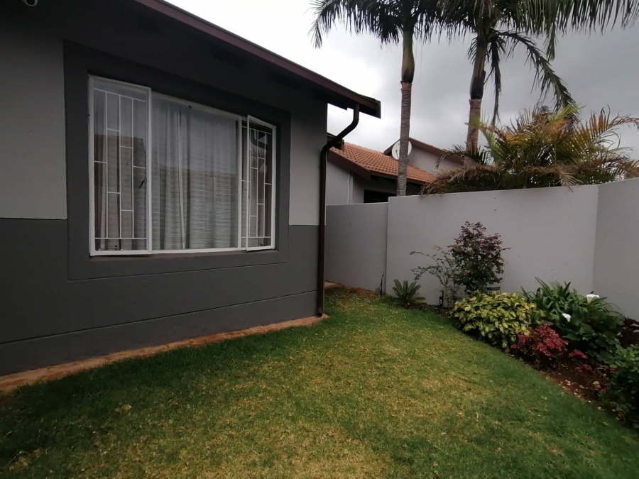 2 Bedroom Property for Sale in Rooihuiskraal North Gauteng