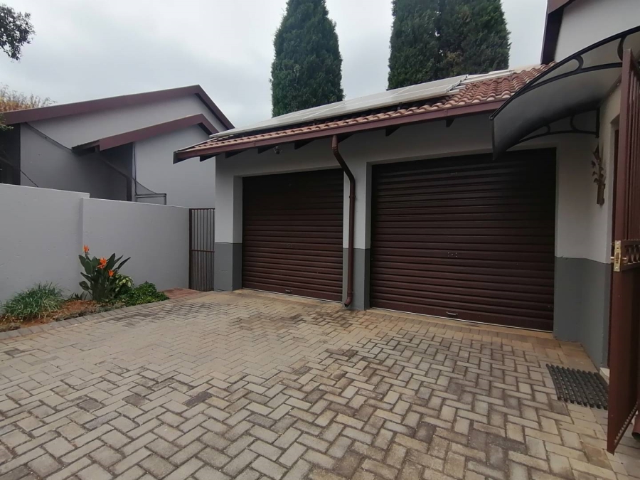 2 Bedroom Property for Sale in Rooihuiskraal North Gauteng