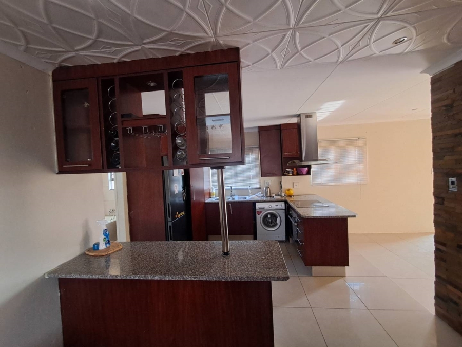 2 Bedroom Property for Sale in Blue Hills Gauteng