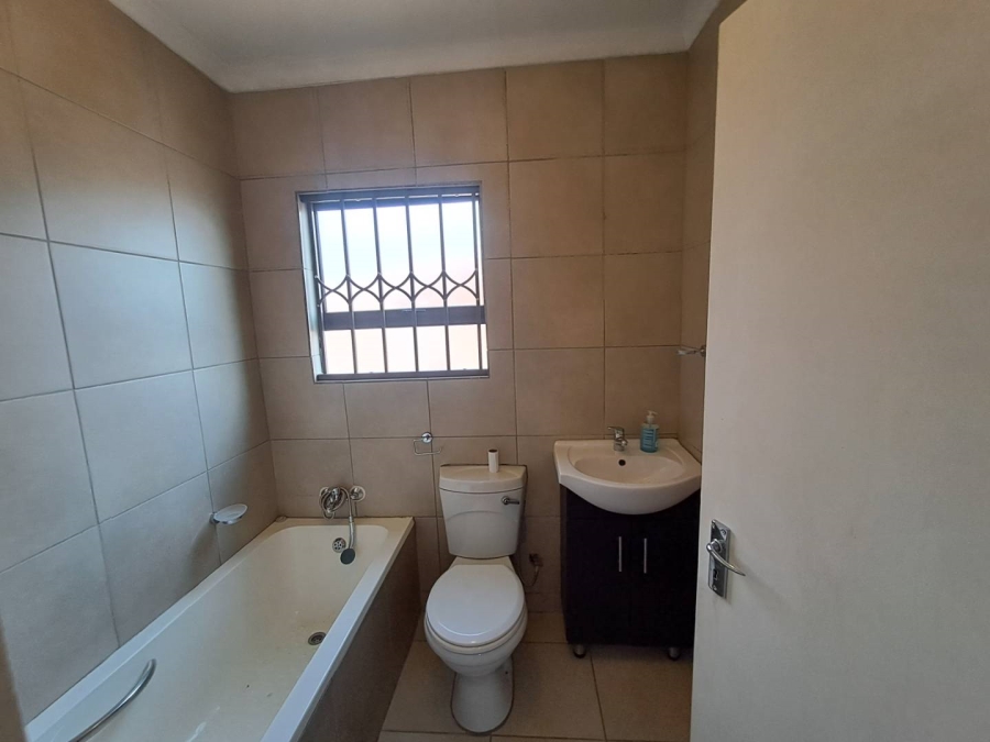 2 Bedroom Property for Sale in Blue Hills Gauteng