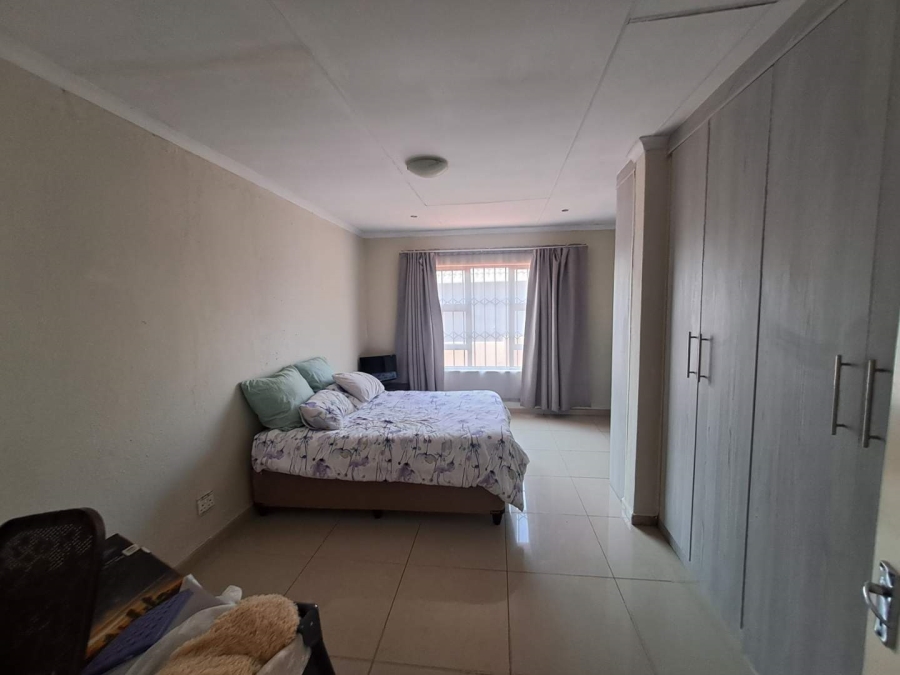 2 Bedroom Property for Sale in Blue Hills Gauteng