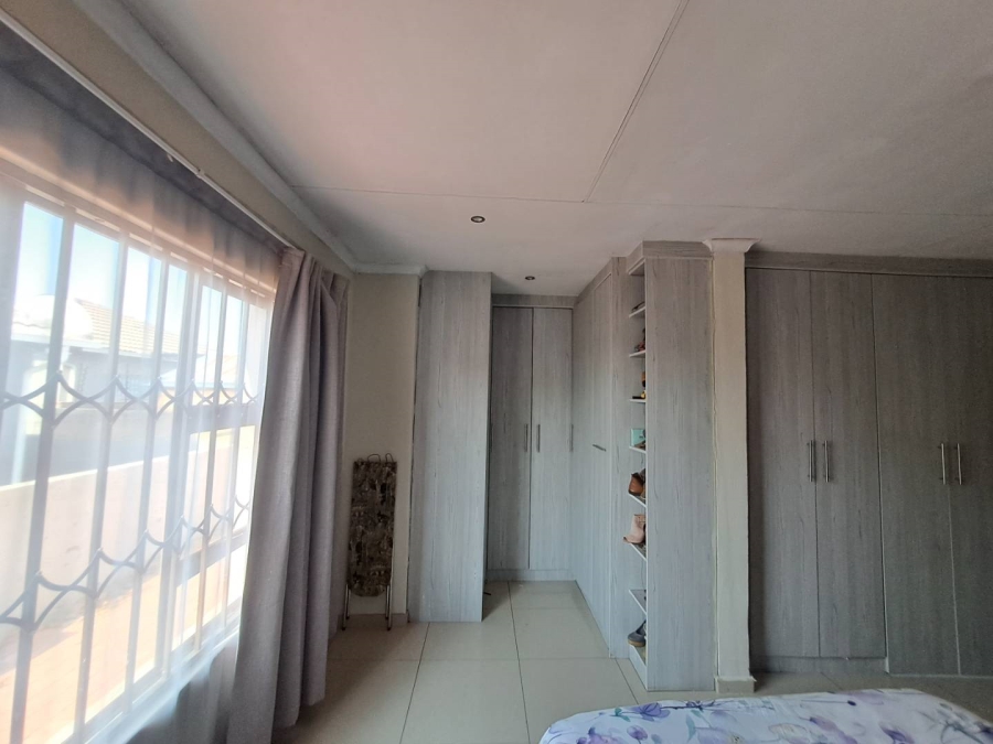 2 Bedroom Property for Sale in Blue Hills Gauteng
