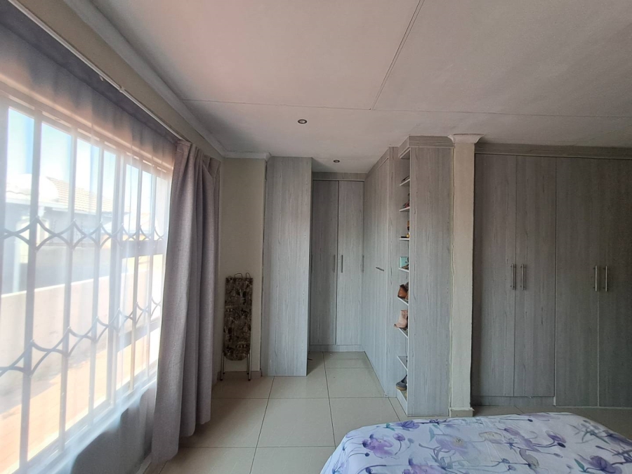 2 Bedroom Property for Sale in Blue Hills Gauteng