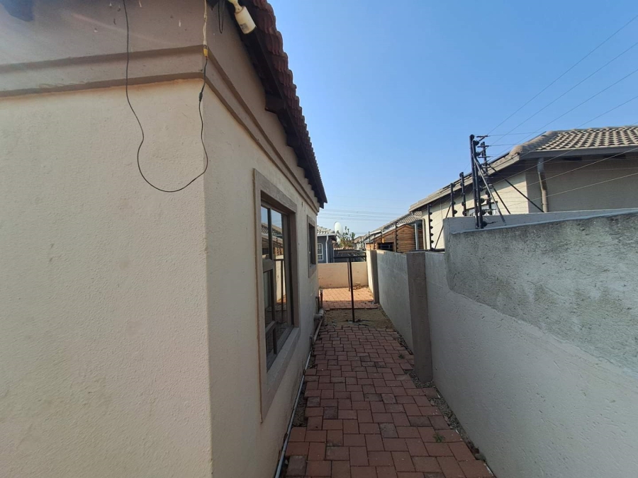 2 Bedroom Property for Sale in Blue Hills Gauteng