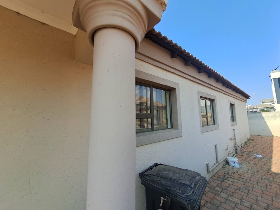 2 Bedroom Property for Sale in Blue Hills Gauteng