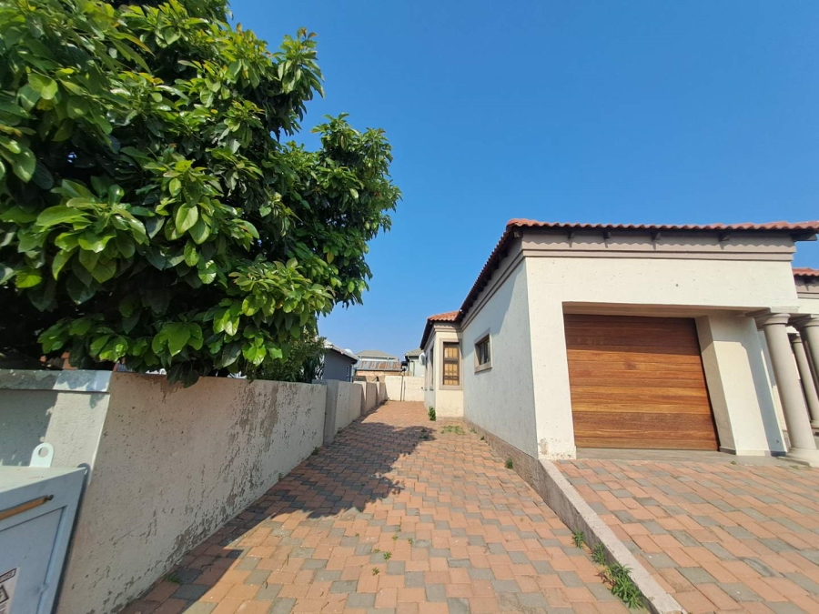 2 Bedroom Property for Sale in Blue Hills Gauteng