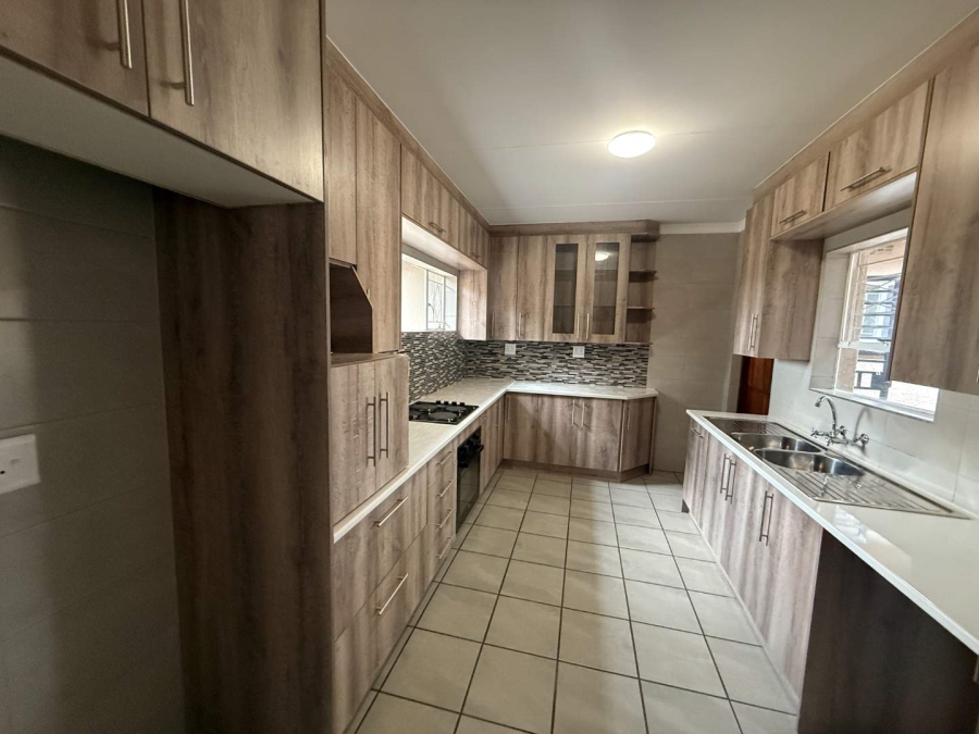 To Let 3 Bedroom Property for Rent in Wilro Park Gauteng