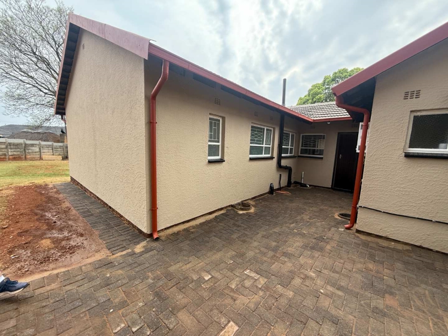 To Let 3 Bedroom Property for Rent in Wilro Park Gauteng